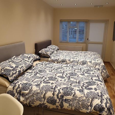 London Luxury Apartments 3 Bedroom Sleeps 8 With 3 Bathrooms 4 Mins Walk To Tube Free Parking อิลฟอร์ด ภายนอก รูปภาพ