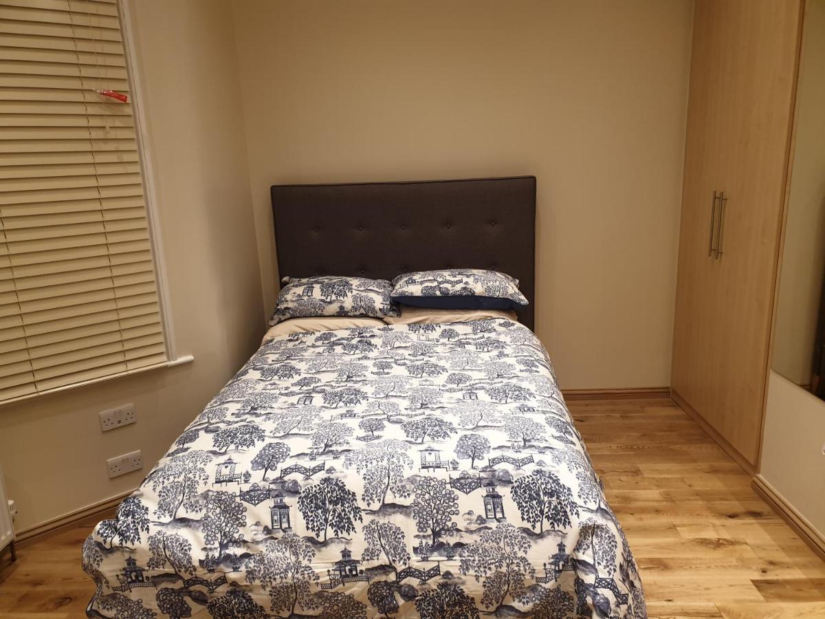 London Luxury Apartments 3 Bedroom Sleeps 8 With 3 Bathrooms 4 Mins Walk To Tube Free Parking อิลฟอร์ด ภายนอก รูปภาพ