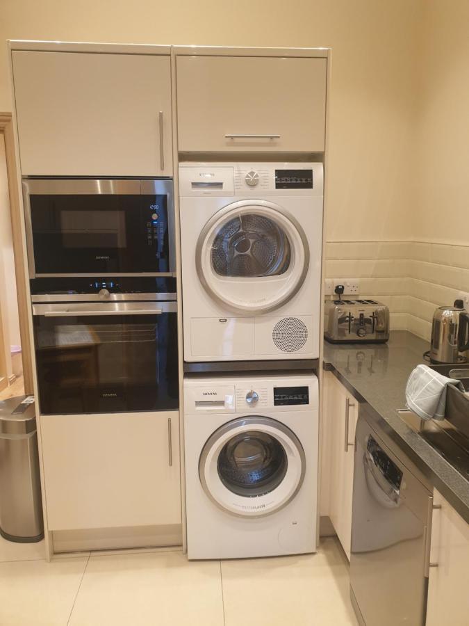 London Luxury Apartments 3 Bedroom Sleeps 8 With 3 Bathrooms 4 Mins Walk To Tube Free Parking อิลฟอร์ด ภายนอก รูปภาพ
