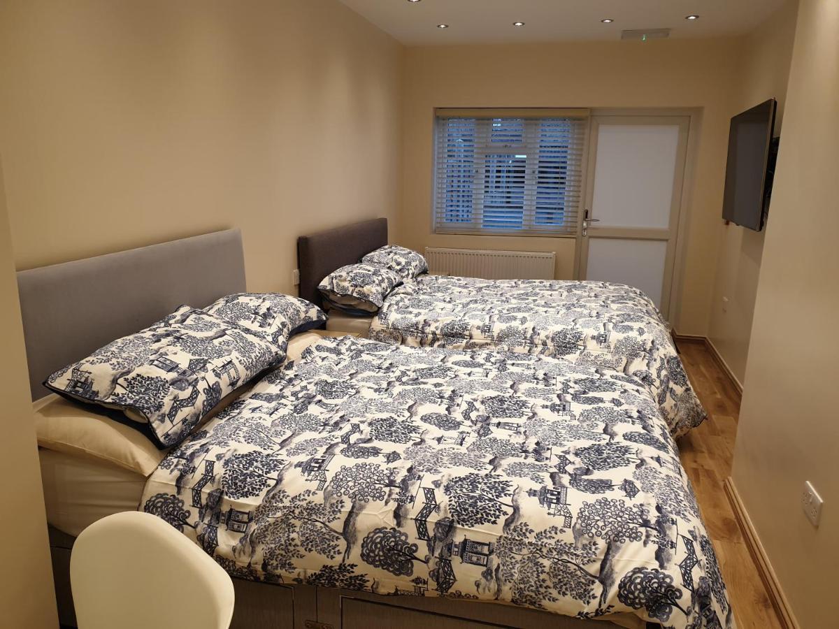 London Luxury Apartments 3 Bedroom Sleeps 8 With 3 Bathrooms 4 Mins Walk To Tube Free Parking อิลฟอร์ด ภายนอก รูปภาพ