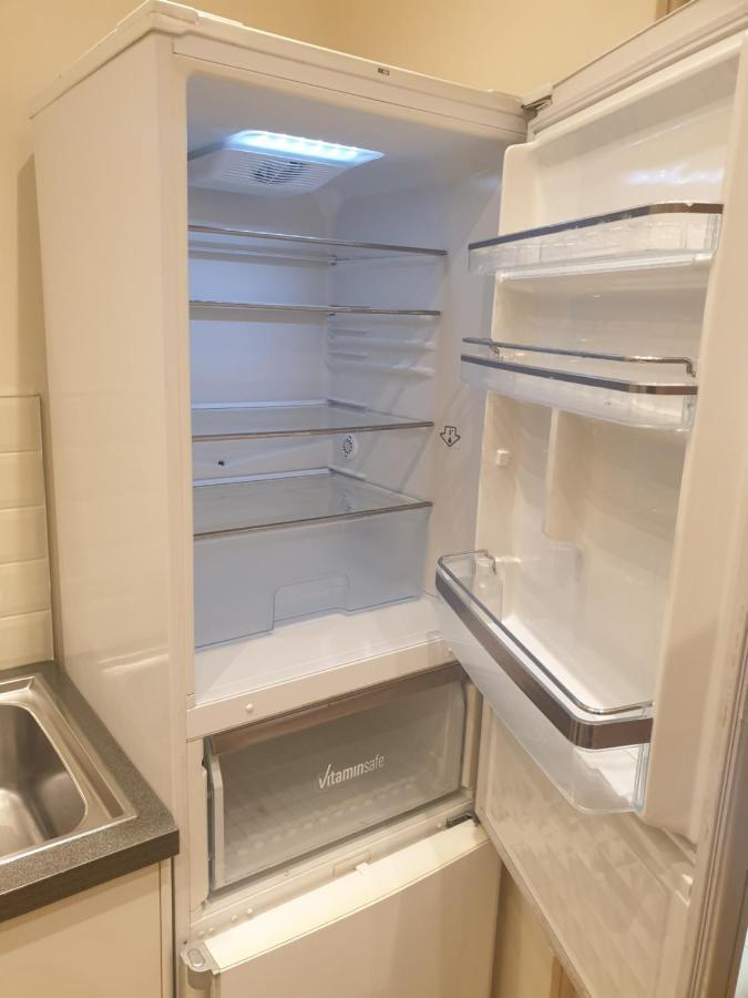 London Luxury Apartments 3 Bedroom Sleeps 8 With 3 Bathrooms 4 Mins Walk To Tube Free Parking อิลฟอร์ด ภายนอก รูปภาพ