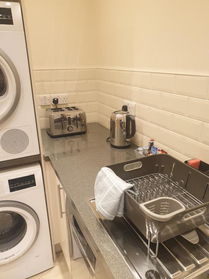 London Luxury Apartments 3 Bedroom Sleeps 8 With 3 Bathrooms 4 Mins Walk To Tube Free Parking อิลฟอร์ด ภายนอก รูปภาพ