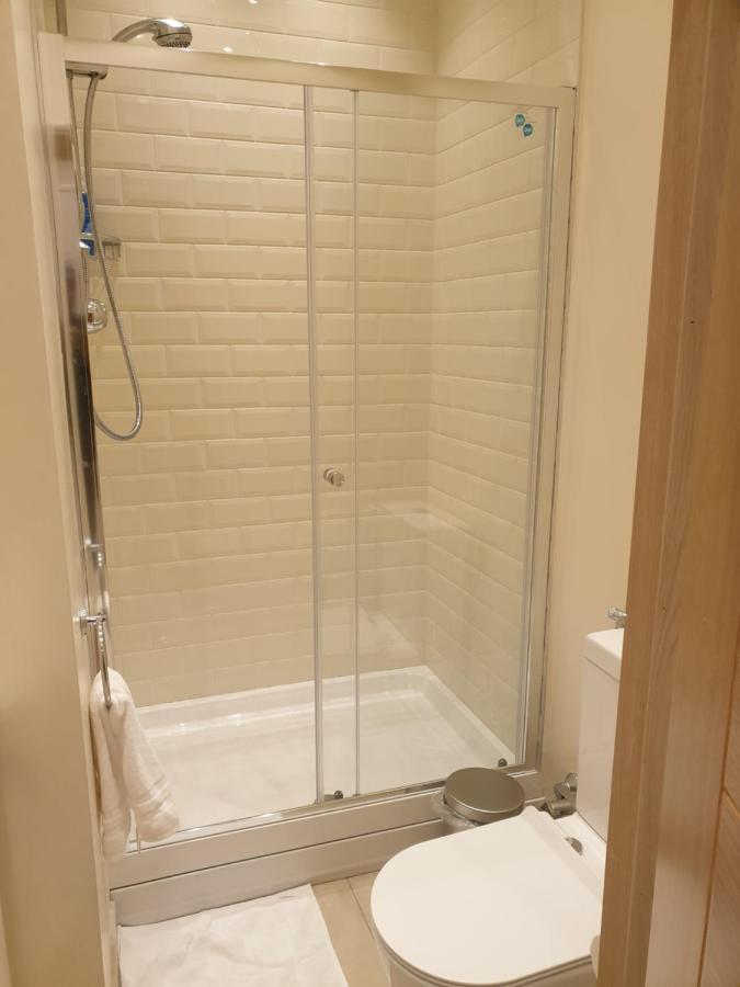 London Luxury Apartments 3 Bedroom Sleeps 8 With 3 Bathrooms 4 Mins Walk To Tube Free Parking อิลฟอร์ด ภายนอก รูปภาพ