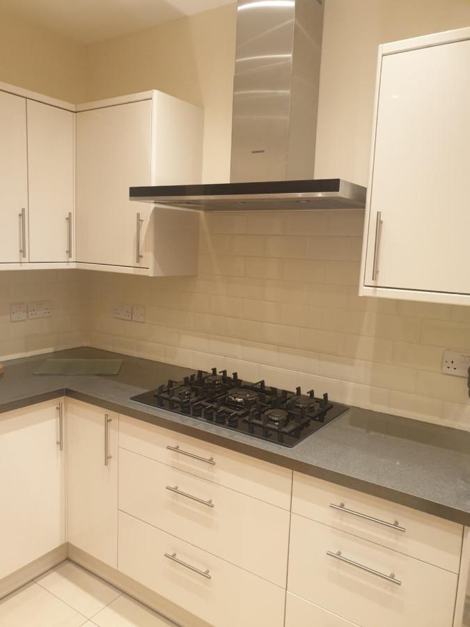 London Luxury Apartments 3 Bedroom Sleeps 8 With 3 Bathrooms 4 Mins Walk To Tube Free Parking อิลฟอร์ด ภายนอก รูปภาพ