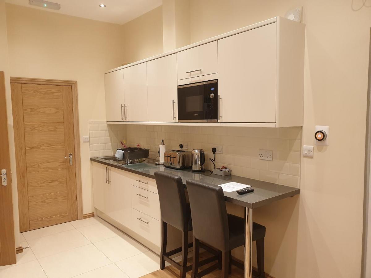 London Luxury Apartments 3 Bedroom Sleeps 8 With 3 Bathrooms 4 Mins Walk To Tube Free Parking อิลฟอร์ด ภายนอก รูปภาพ