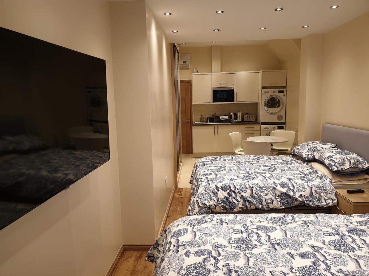 London Luxury Apartments 3 Bedroom Sleeps 8 With 3 Bathrooms 4 Mins Walk To Tube Free Parking อิลฟอร์ด ภายนอก รูปภาพ