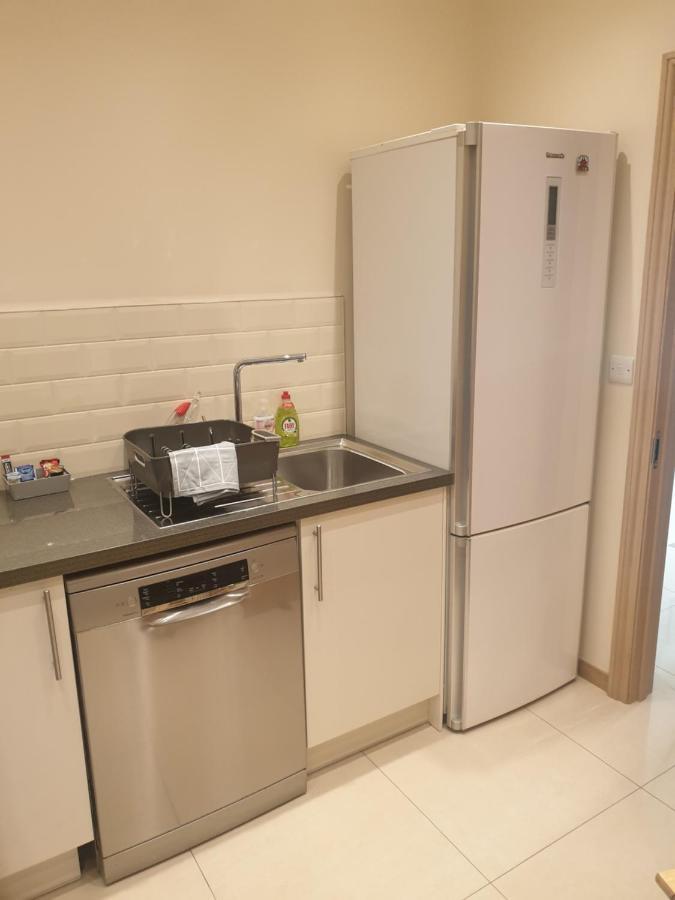 London Luxury Apartments 3 Bedroom Sleeps 8 With 3 Bathrooms 4 Mins Walk To Tube Free Parking อิลฟอร์ด ภายนอก รูปภาพ