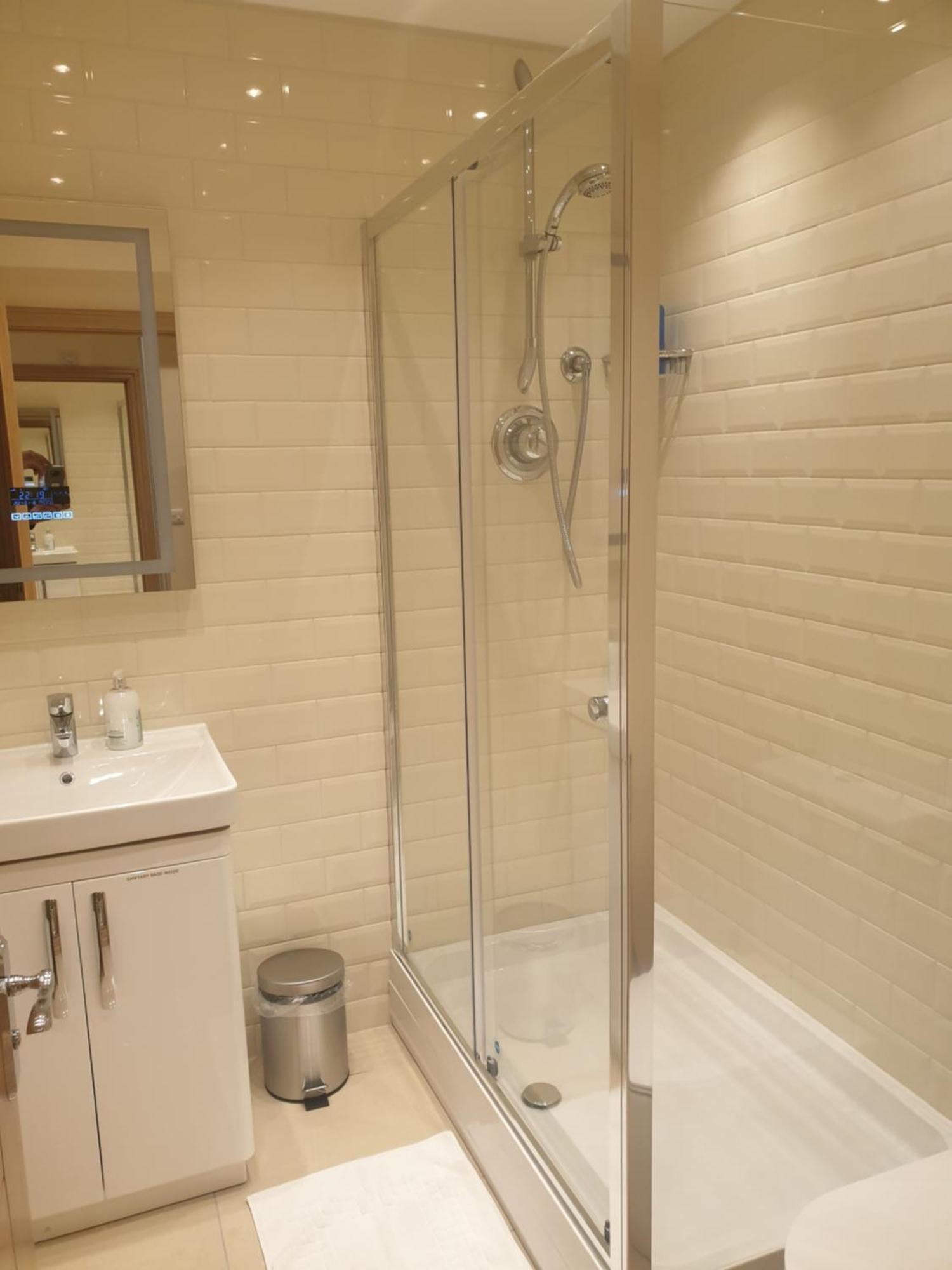 London Luxury Apartments 3 Bedroom Sleeps 8 With 3 Bathrooms 4 Mins Walk To Tube Free Parking อิลฟอร์ด ภายนอก รูปภาพ