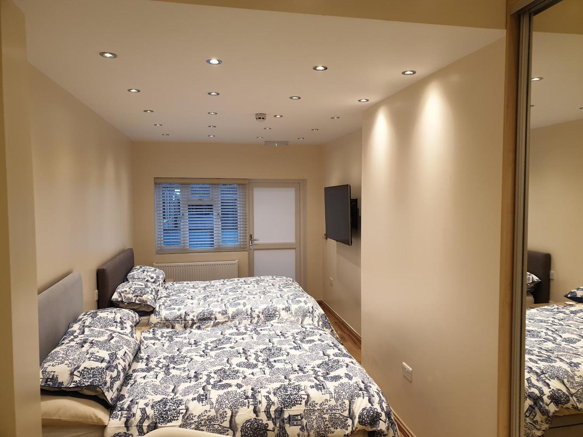 London Luxury Apartments 3 Bedroom Sleeps 8 With 3 Bathrooms 4 Mins Walk To Tube Free Parking อิลฟอร์ด ภายนอก รูปภาพ