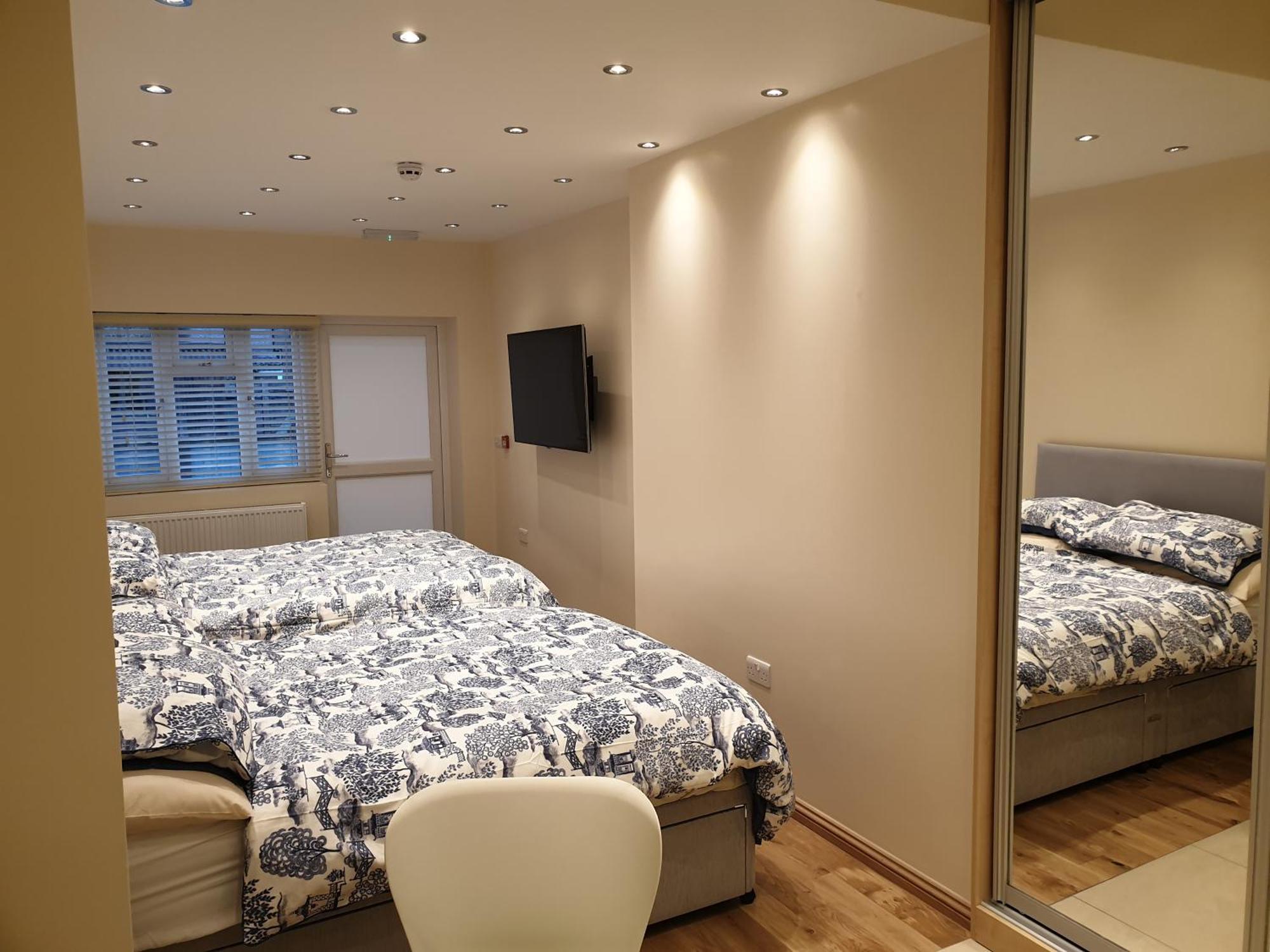 London Luxury Apartments 3 Bedroom Sleeps 8 With 3 Bathrooms 4 Mins Walk To Tube Free Parking อิลฟอร์ด ภายนอก รูปภาพ