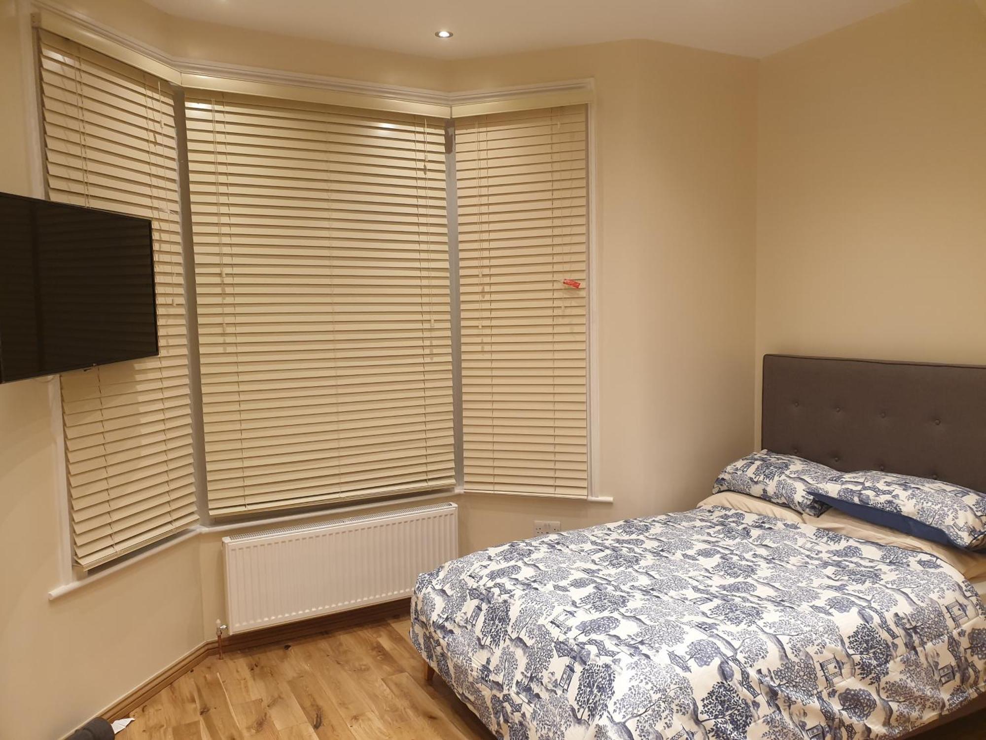 London Luxury Apartments 3 Bedroom Sleeps 8 With 3 Bathrooms 4 Mins Walk To Tube Free Parking อิลฟอร์ด ภายนอก รูปภาพ