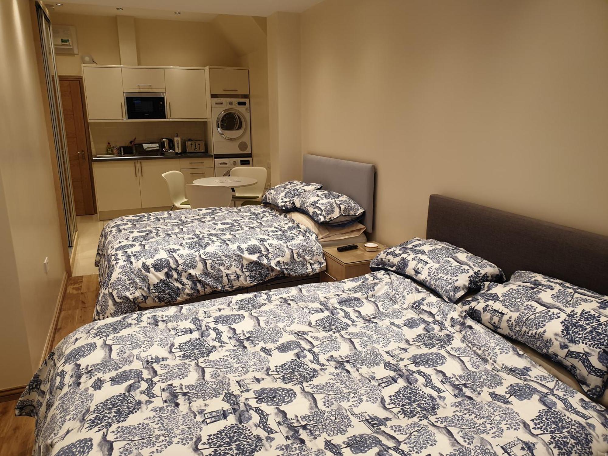 London Luxury Apartments 3 Bedroom Sleeps 8 With 3 Bathrooms 4 Mins Walk To Tube Free Parking อิลฟอร์ด ภายนอก รูปภาพ