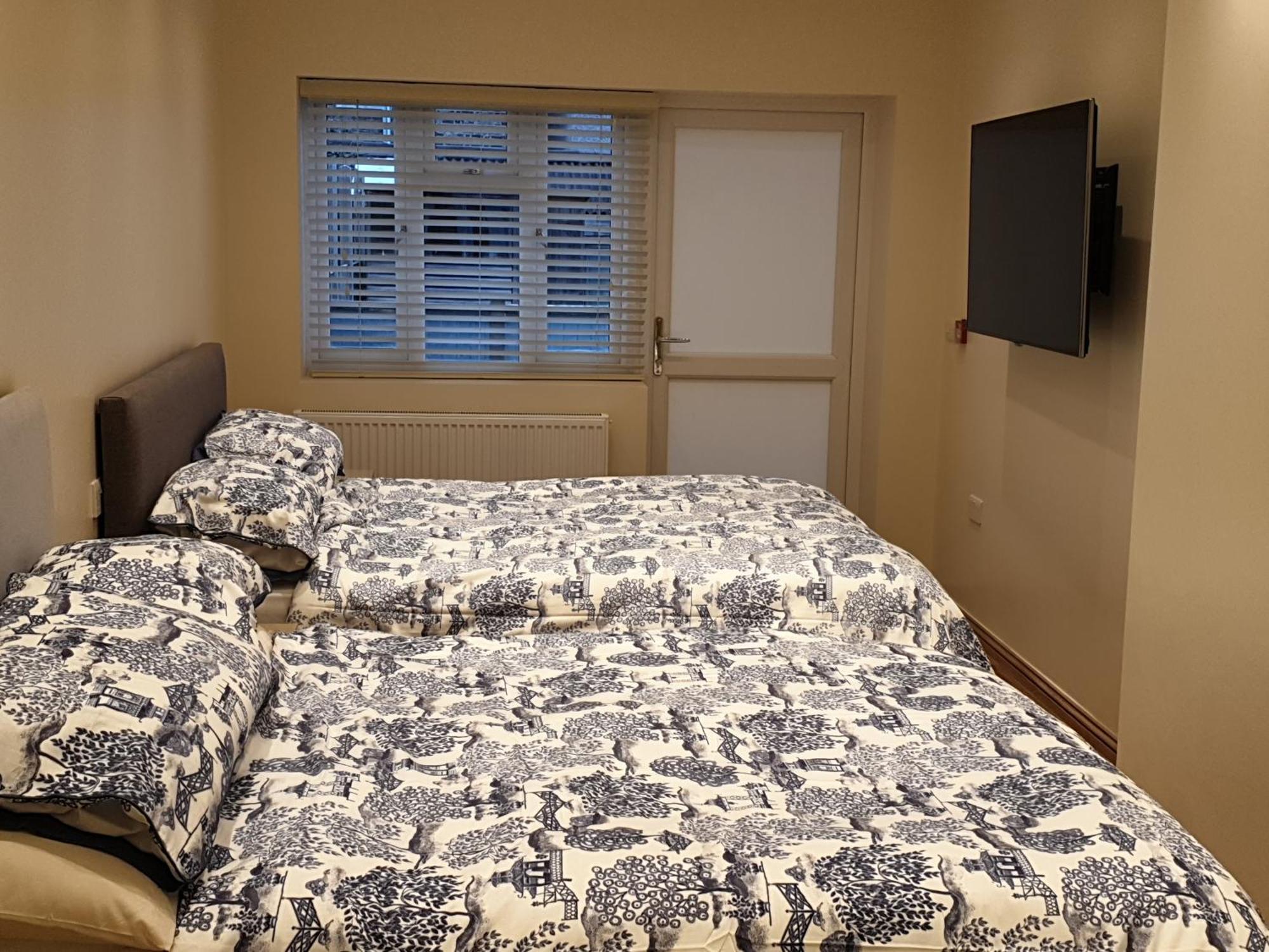 London Luxury Apartments 3 Bedroom Sleeps 8 With 3 Bathrooms 4 Mins Walk To Tube Free Parking อิลฟอร์ด ภายนอก รูปภาพ